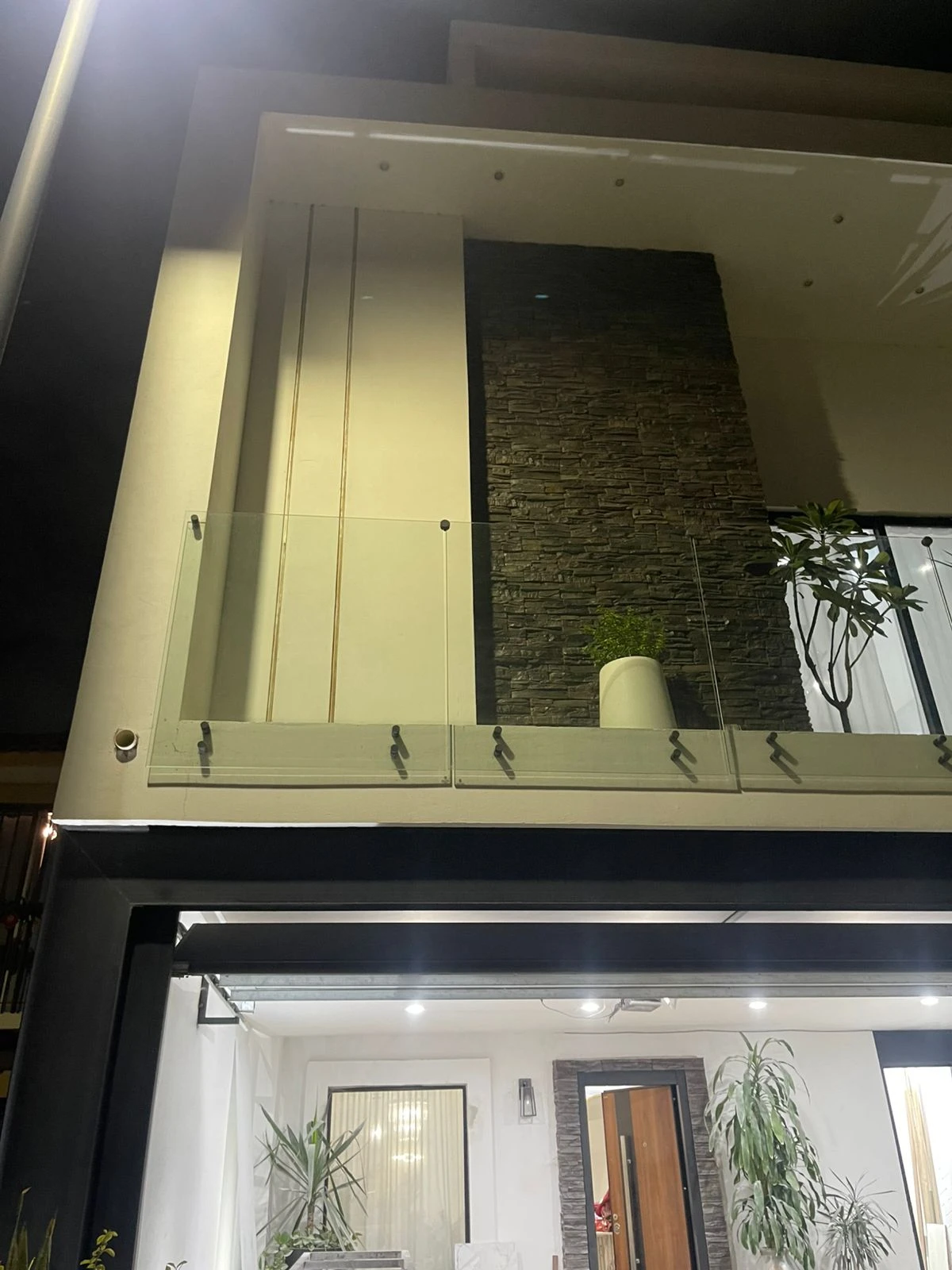 balcon-barandal-vidrio-templado-piedra-laja-noche-en-hermosillo