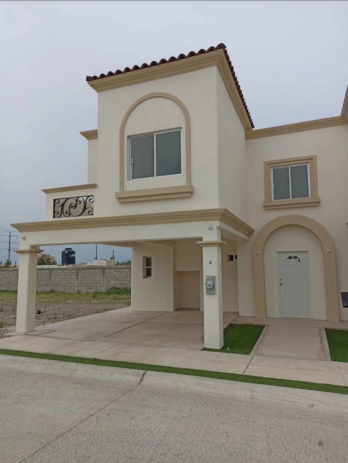 casa-dos-pisos-estilo-californiano-cochera-en-hermosillo