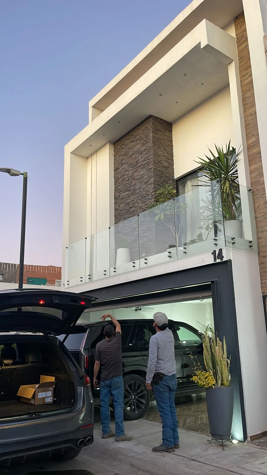 casa-moderna-fachada-piedra-barandal-cristal-en-hermosillo