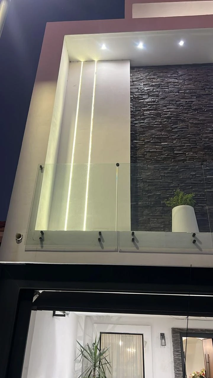 fachada-moderna-barandal-cristal-iluminacion-led-en-hermosillo