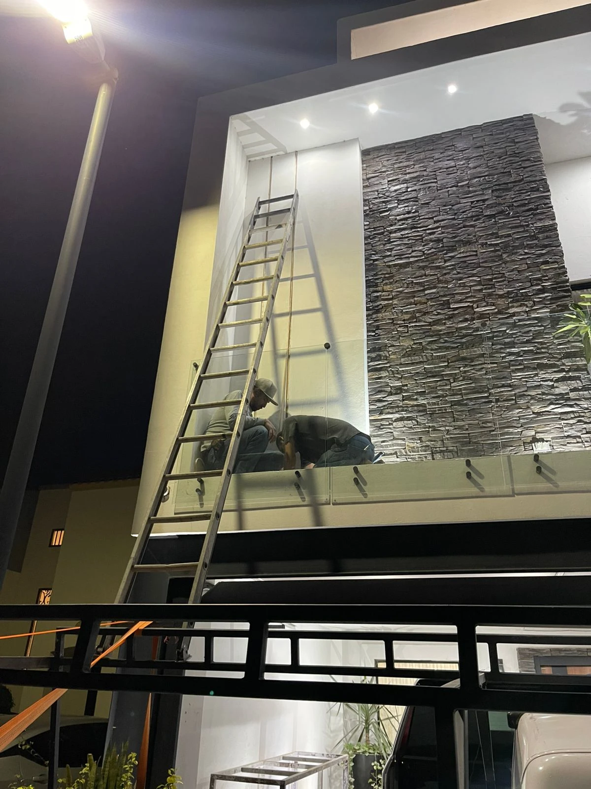 instalacion-barandal-vidrio-noche-piedra-laja-en-hermosillo