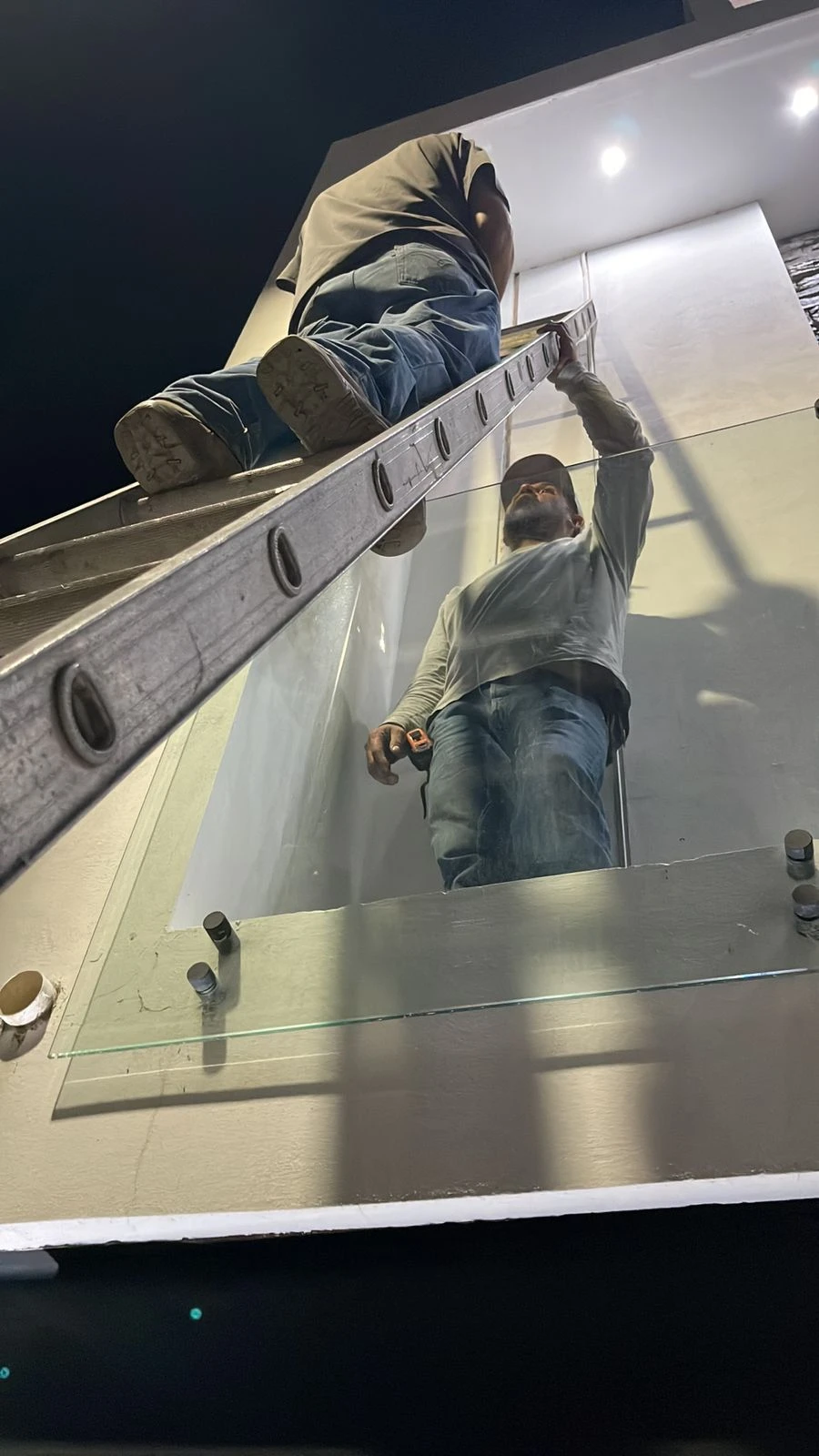 instalacion-barandal-vidrio-trabajadores-escalera-en-hermosillo