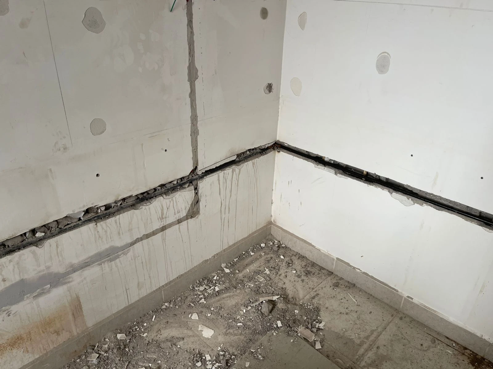 obra-negra-canaleta-instalacion-electrica-pared-en-hermosillo