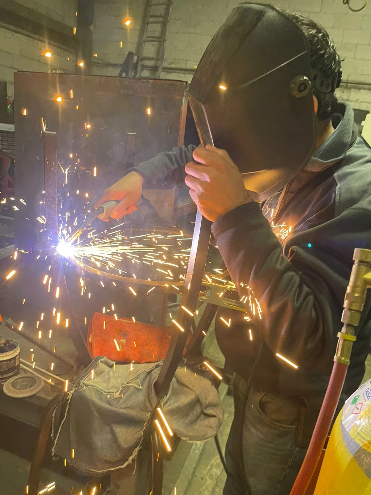 soldador-chispas-taller-herreria-careta-en-hermosillo